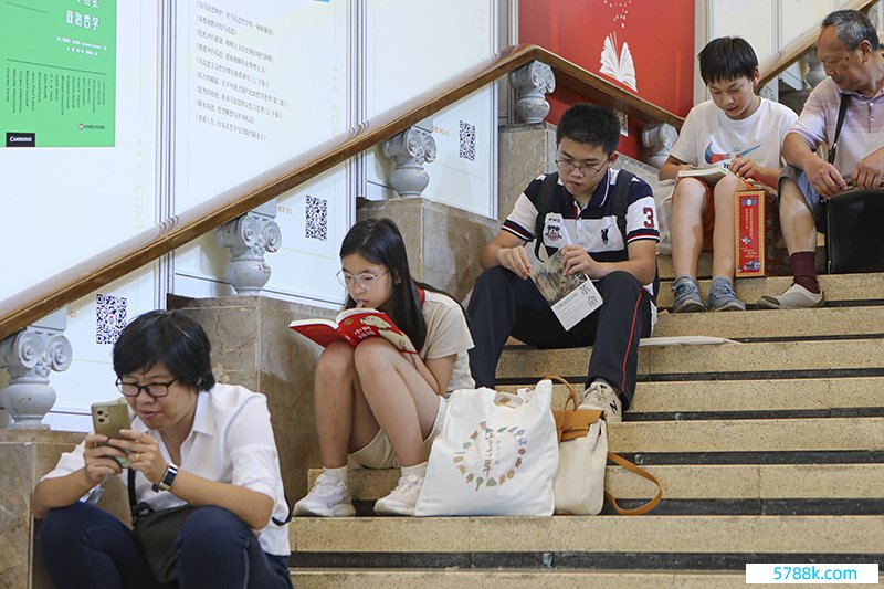 坐在台阶上看书、休息的读者    新华社图